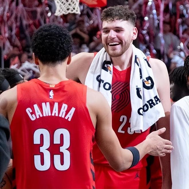 杨瀚森高效13+4+4引热议!外媒盛赞判若两人 调侃他能拿MVP